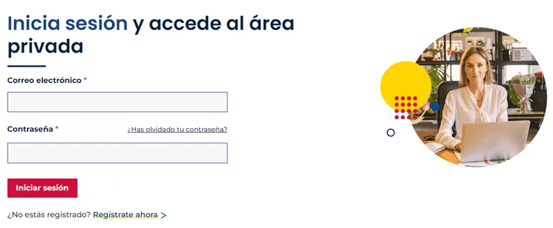 Kit digital ayudas pyme con Aclass 10 Mujer trabajando en portátil en área privada
